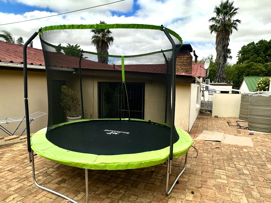 4 Bedroom Property for Sale in Bergzicht Western Cape